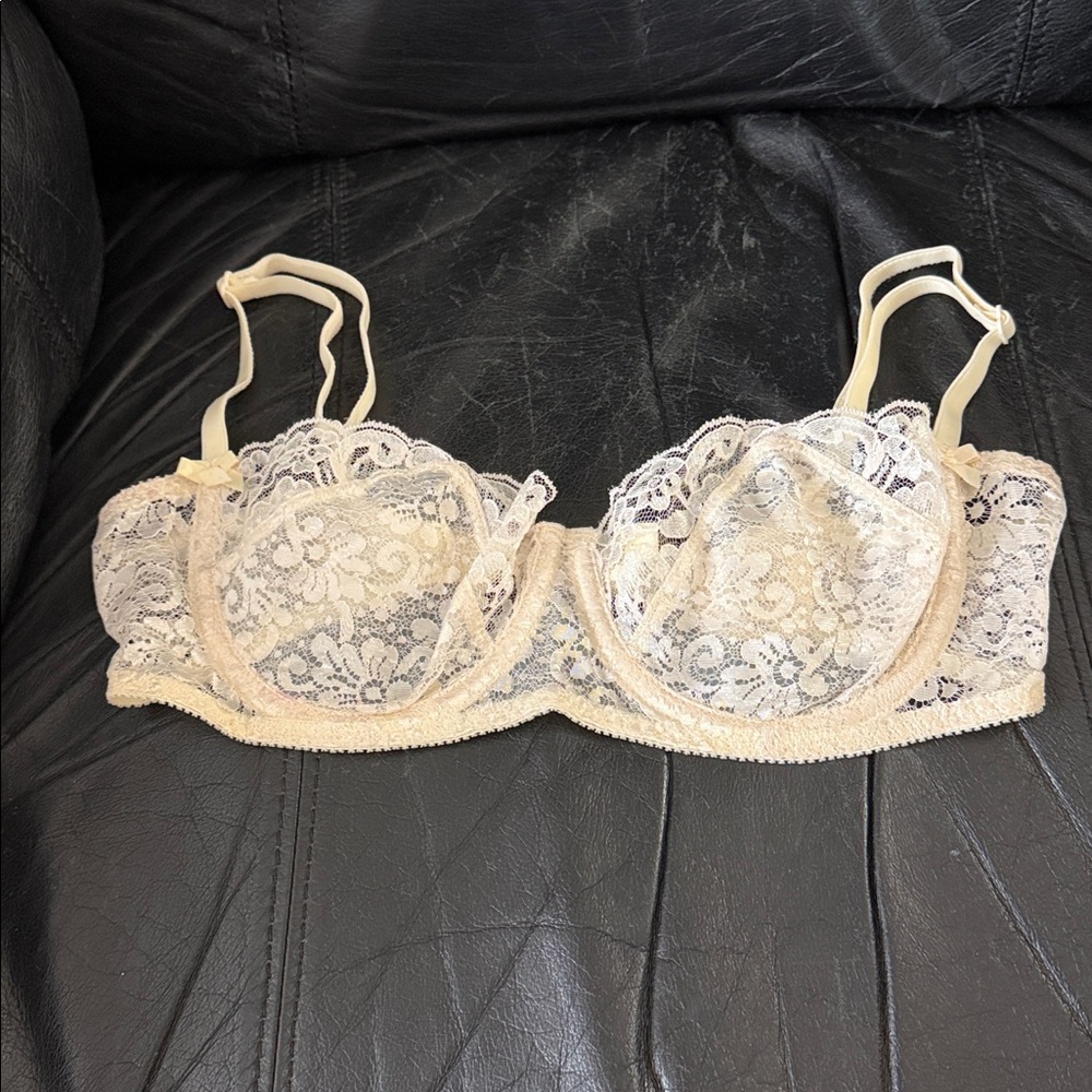 NWT Vintage Victoria’s Secret Elegant Lace Underwire Bra - Cream Size 34C